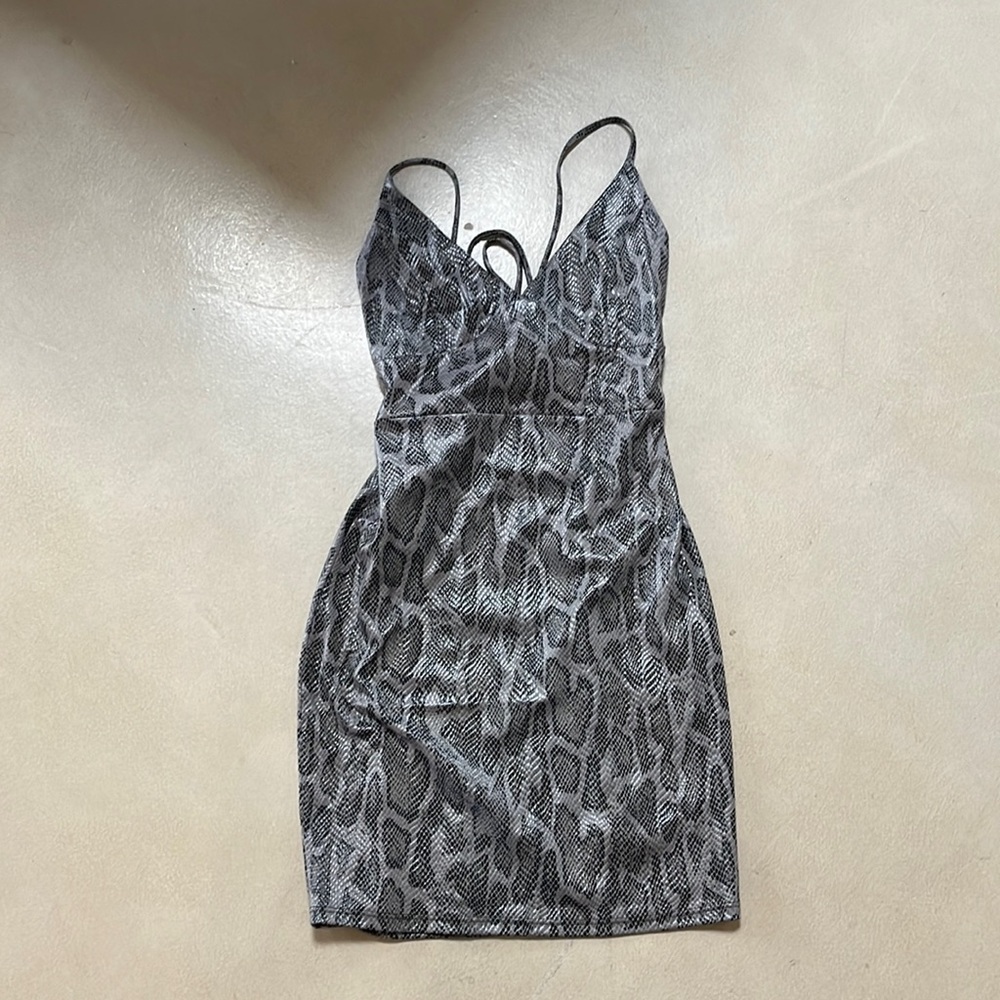 It is from pitaya and is green. It’s a size medium.